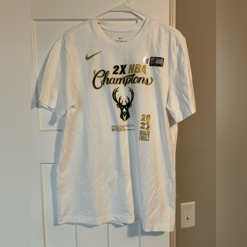 Men’s Nike Milwaukee Bucks Tshirt NWOT